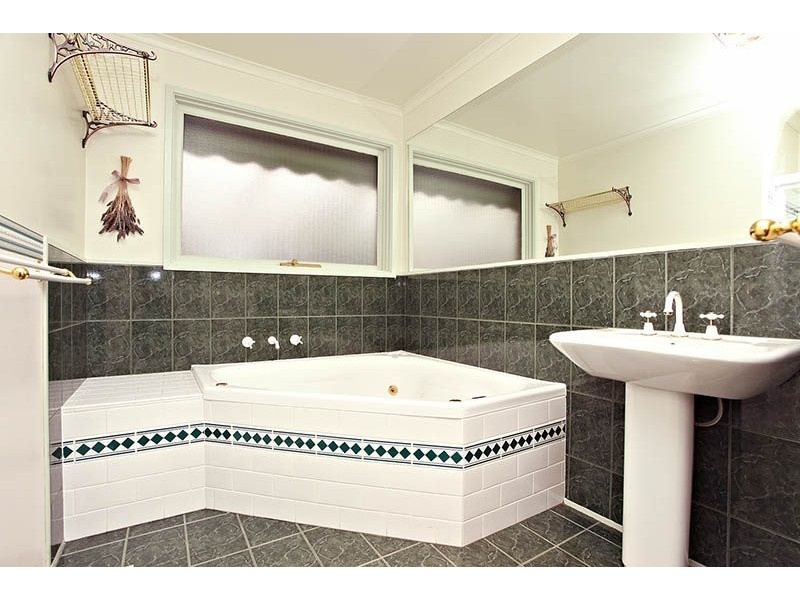 31 Angourie Crescent, Taylors Lakes VIC 3038