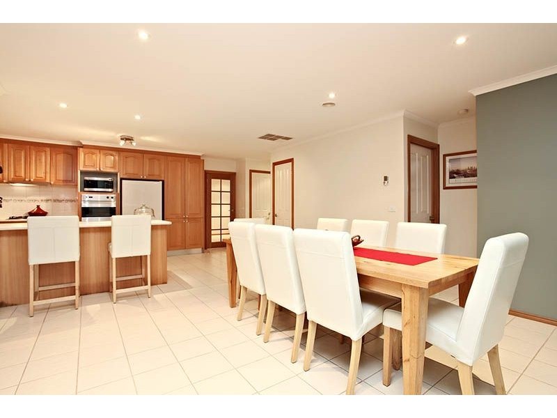 7 Parr Court, Taylors Lakes VIC 3038