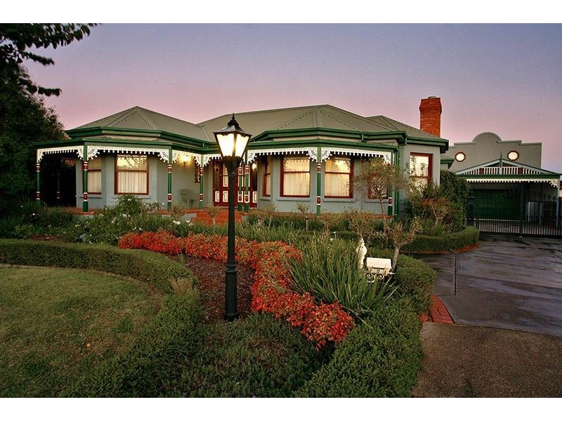 2 Endeavour Court, Taylors Lakes VIC 3038