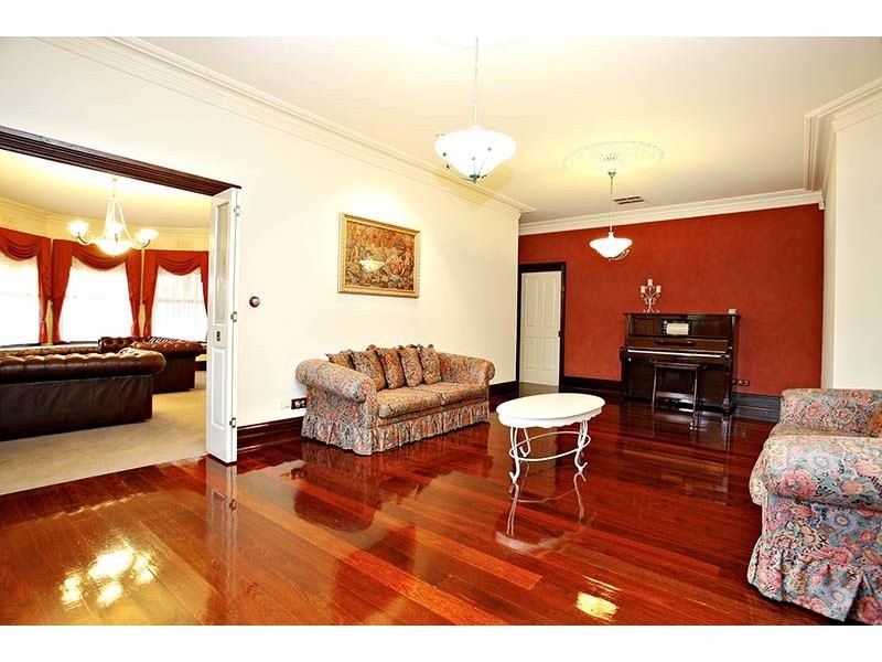2 Endeavour Court, Taylors Lakes VIC 3038