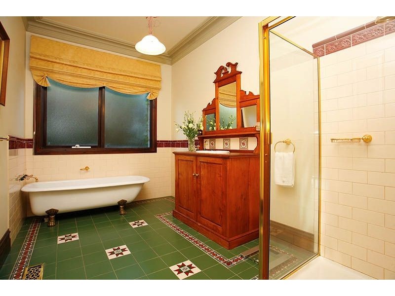 2 Endeavour Court, Taylors Lakes VIC 3038