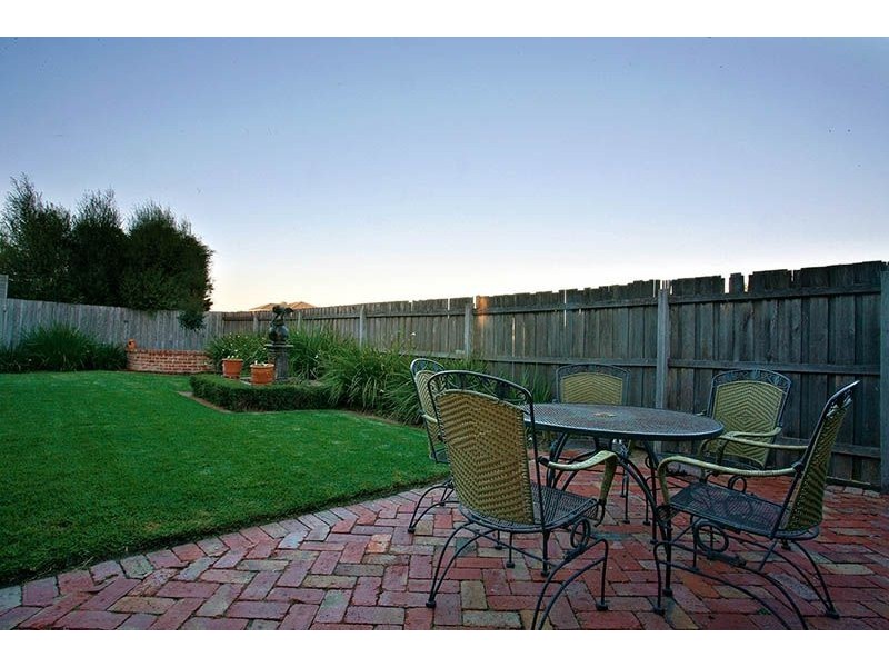 2 Endeavour Court, Taylors Lakes VIC 3038