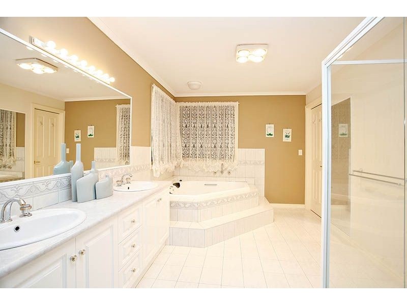 1 Collier Court, Taylors Lakes VIC 3038