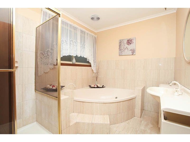 212 Burrowye Crescent, Keilor VIC 3036