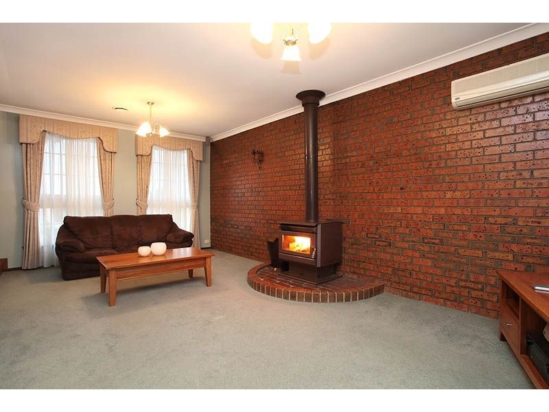 212 Burrowye Crescent, Keilor VIC 3036