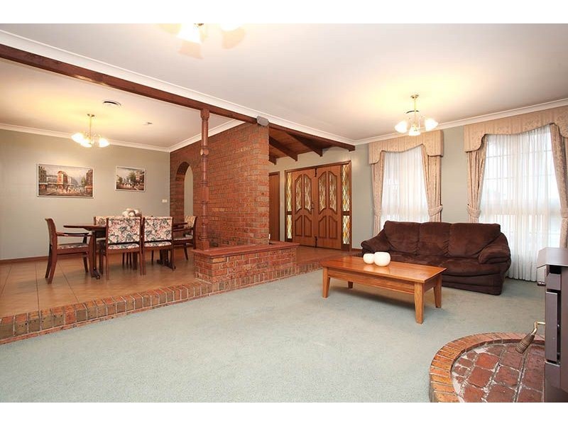 212 Burrowye Crescent, Keilor VIC 3036