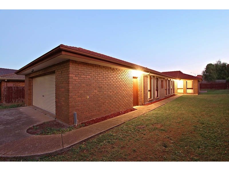 9 Willandra Court, Taylors Lakes VIC 3038