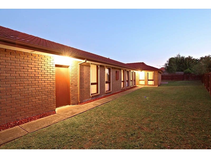 9 Willandra Court, Taylors Lakes VIC 3038