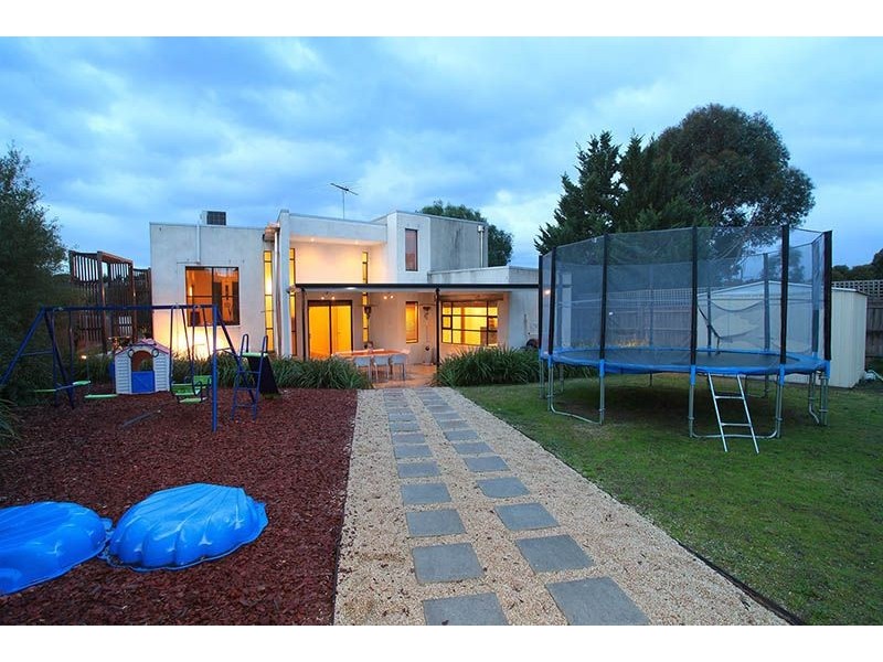 18 Malibu Grove, Taylors Lakes VIC 3038