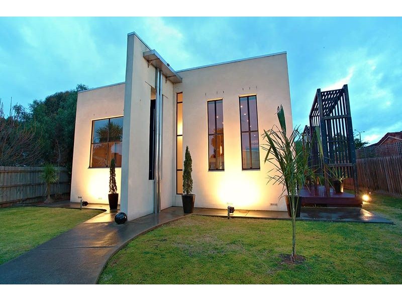 18 Malibu Grove, Taylors Lakes VIC 3038