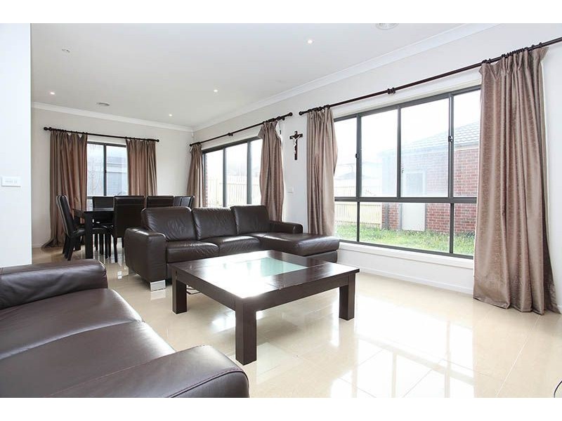 22 Eloura Circuit, Taylors Hill VIC 3037