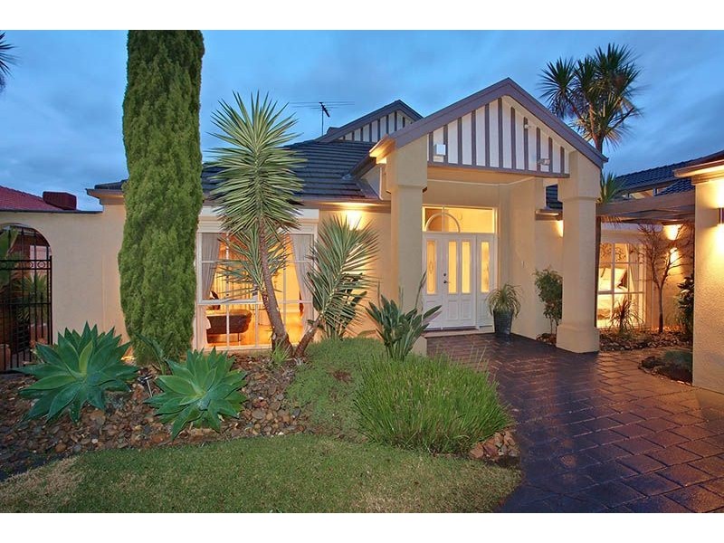 15 Birchmore Court, Taylors Lakes VIC 3038