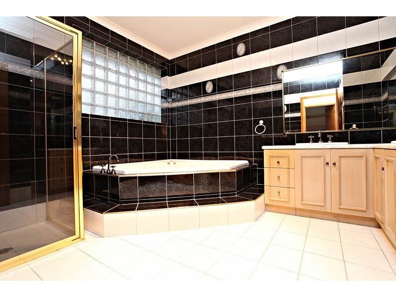 2 Galloway Court, Taylors Lakes VIC 3038