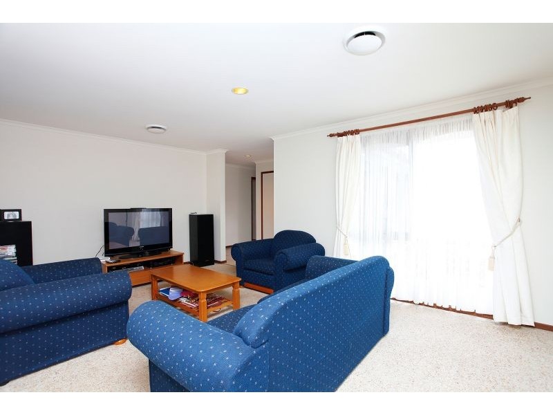 18 Barbary Cresent, Taylors Lakes VIC 3038