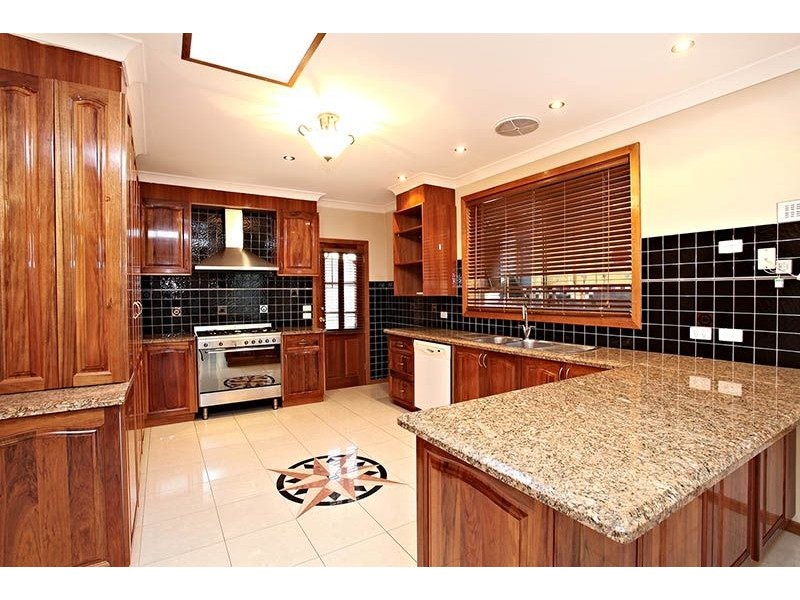 2 Galloway Court, Taylors Lakes VIC 3038