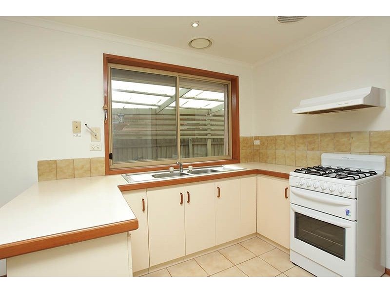 2/24 Unicorn Way, Kings Park VIC 3021