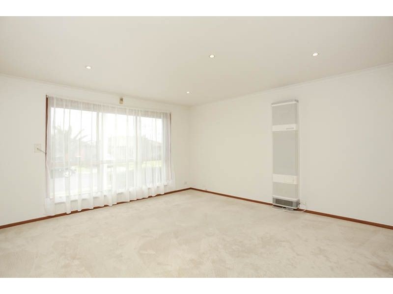 2/24 Unicorn Way, Kings Park VIC 3021