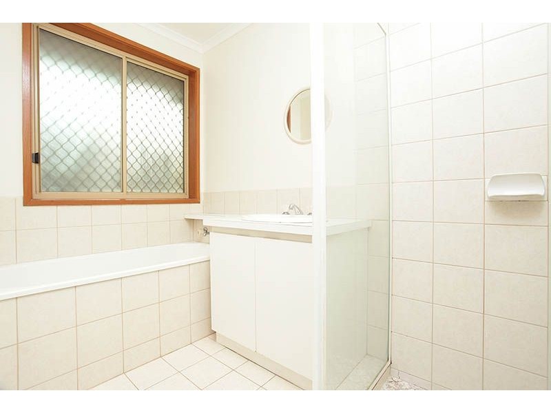 2/24 Unicorn Way, Kings Park VIC 3021