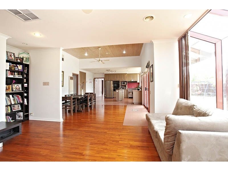 5 Thorogood Court, Taylors Lakes VIC 3038