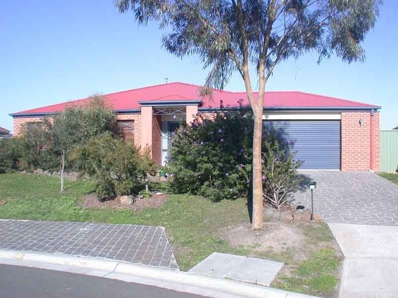 19 Greenock Crescent , Cranbourne East VIC 3977