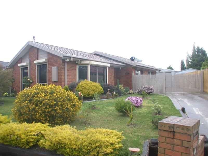 34 Gipps Crescent , Cranbourne North VIC 3977
