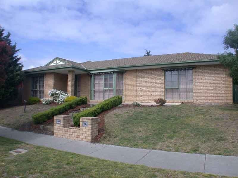 137 Lawless Drive , Cranbourne North VIC 3977