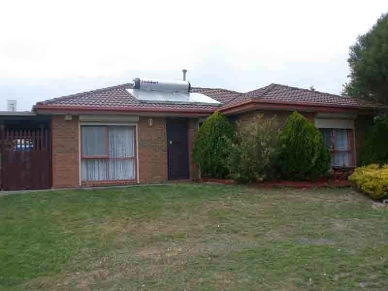 6 MALTRAVERS CRESCENT, Cranbourne North VIC 3977