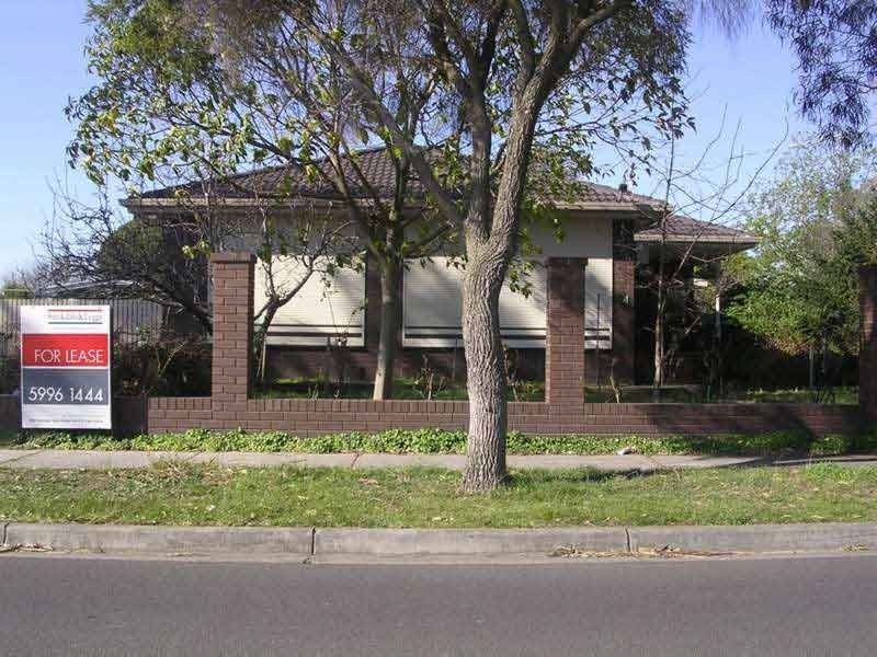 4 AVERNE STREET, Cranbourne VIC 3977