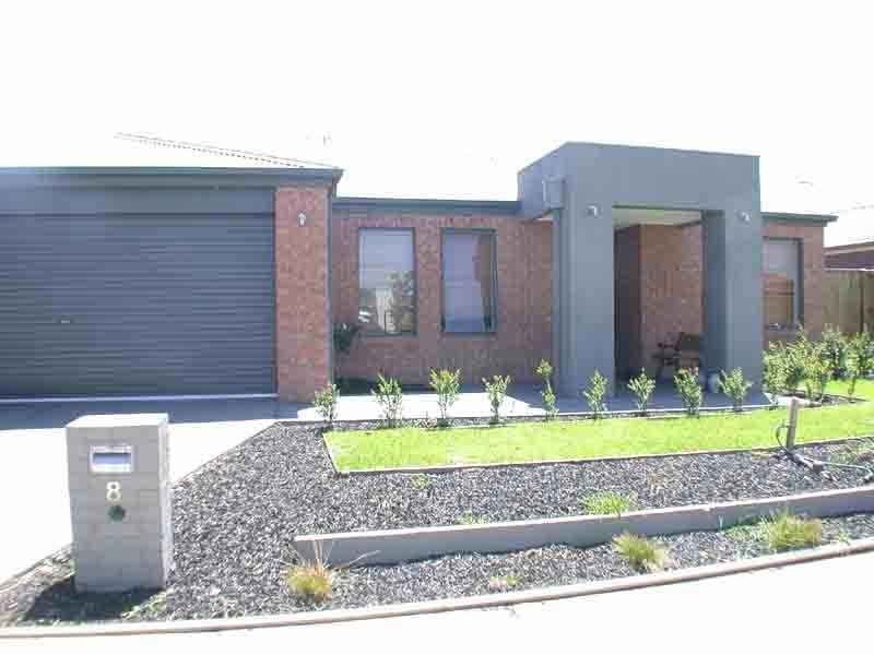8  Robusta Avenue, Cranbourne VIC 3977