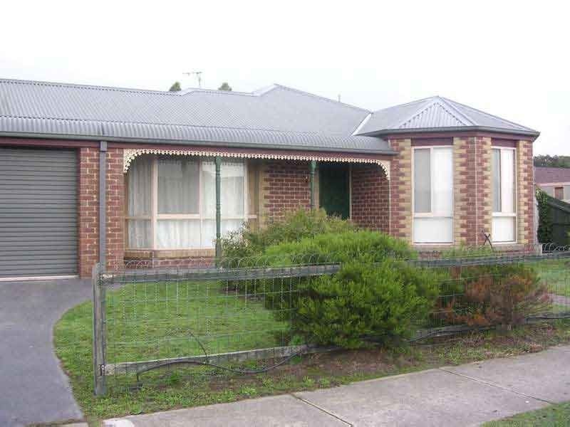 109 LAWLESS DRIVE, Cranbourne North VIC 3977