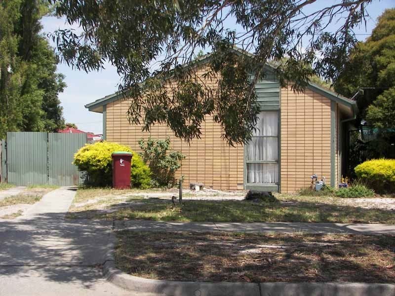 17 Valepark Crescent, Cranbourne VIC 3977