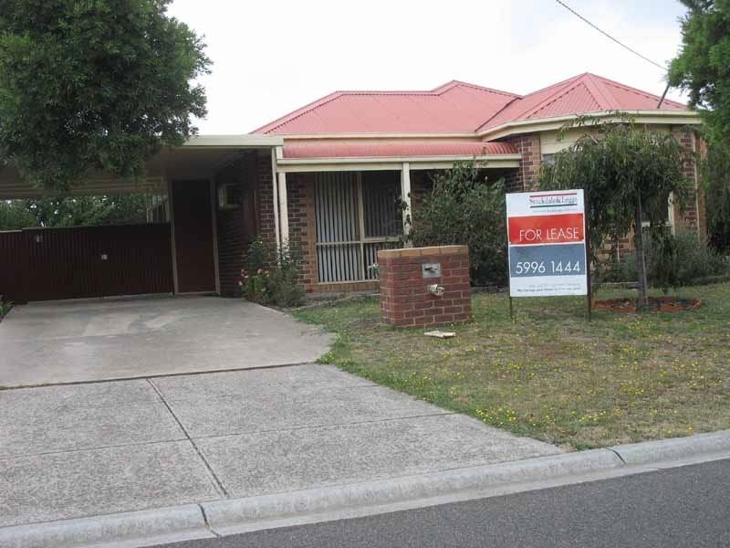 8 Jindalee Gardens, Cranbourne West VIC 3977