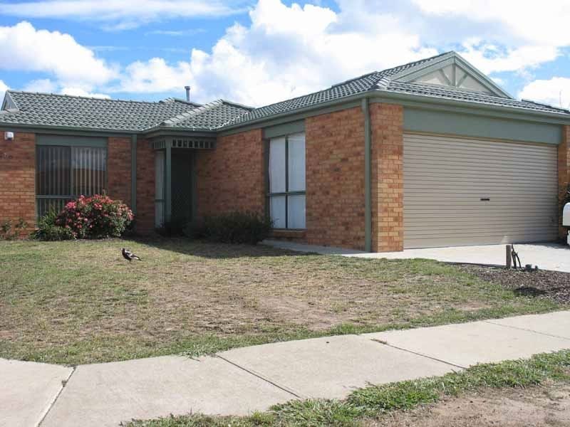 15 Bellbrae Crescent, Cranbourne West VIC 3977