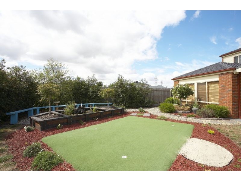 10 Sunningdale Crescent, Cranbourne VIC 3977