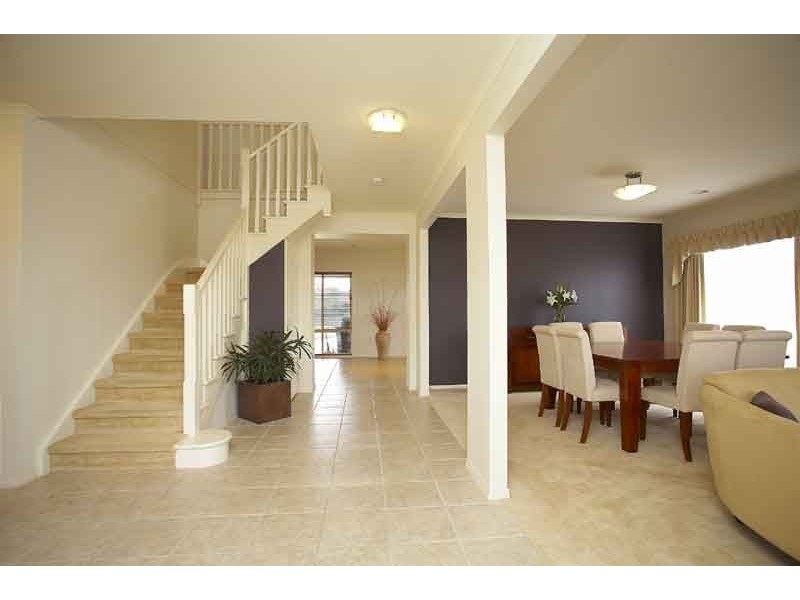 10 Sunningdale Crescent, Cranbourne VIC 3977