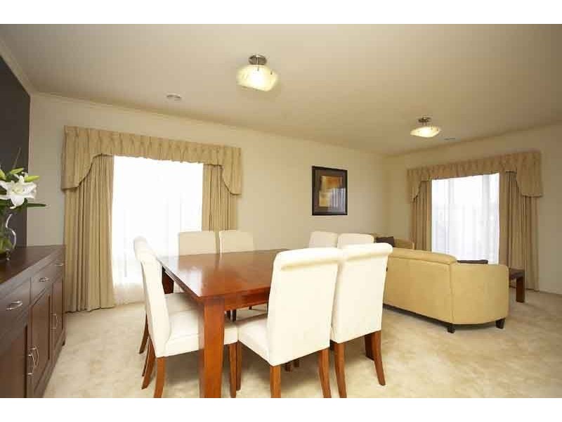 10 Sunningdale Crescent, Cranbourne VIC 3977