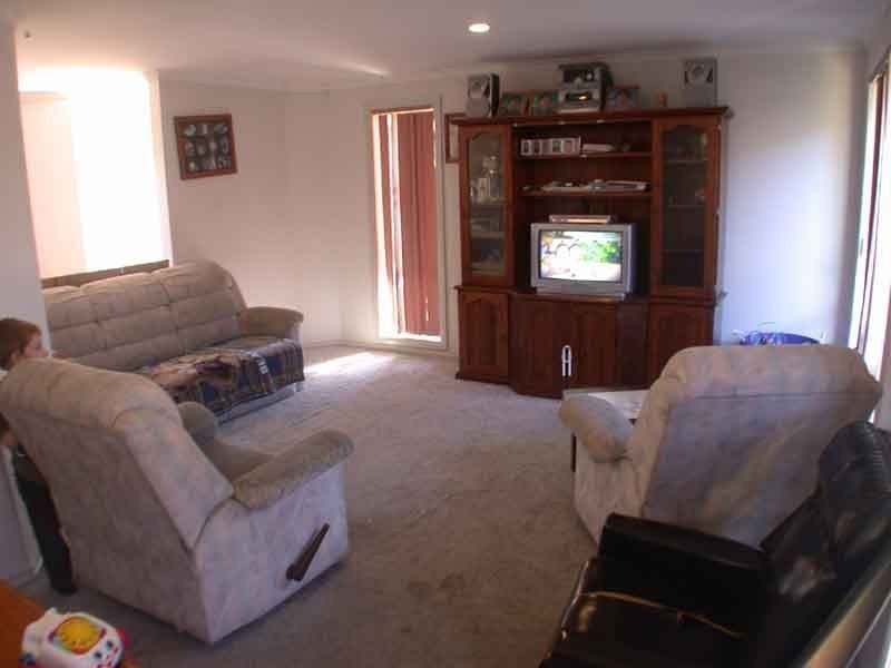 6 Maureen Close, Cranbourne West VIC 3977