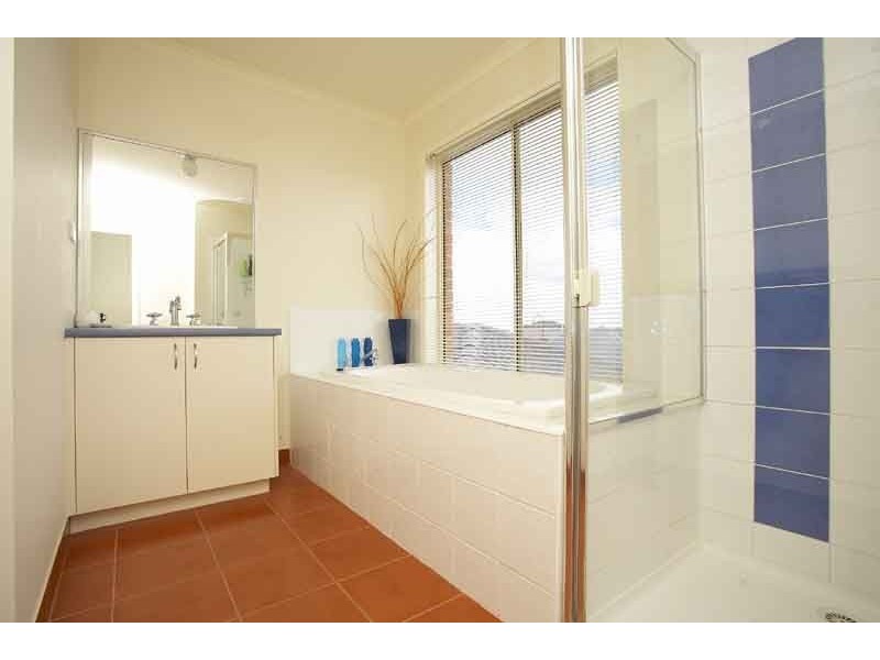 10 Sunningdale Crescent , Cranbourne VIC 3977