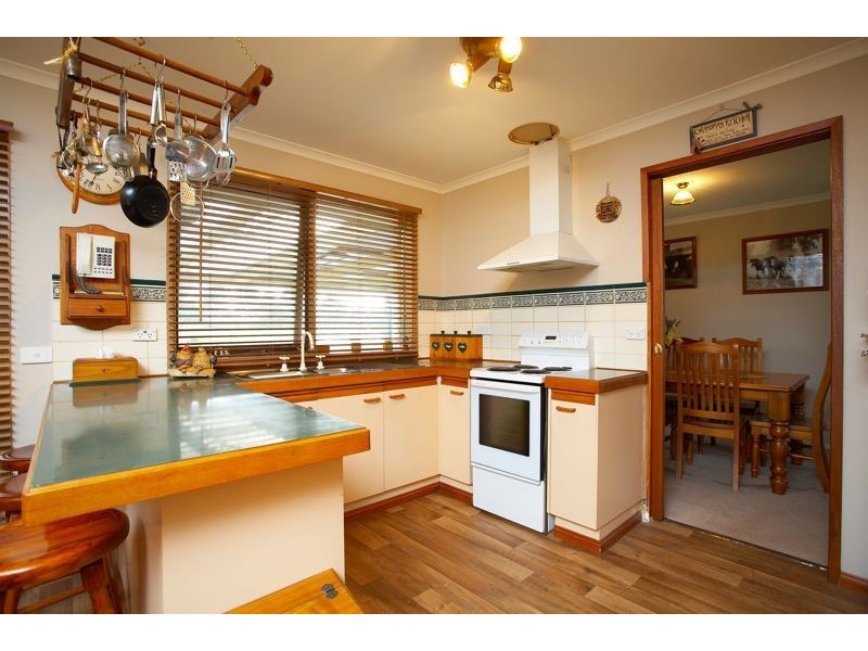 5 Tuckers Road, Cranbourne VIC 3977