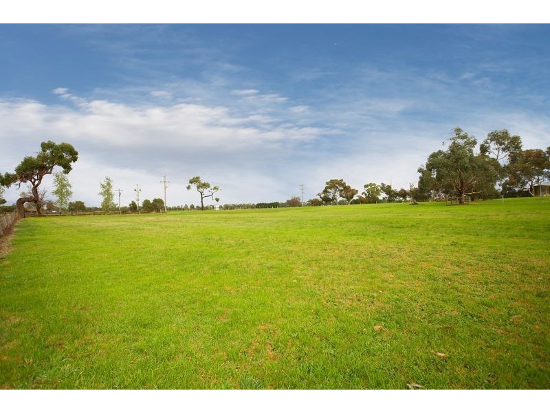 5 Tuckers Road, Cranbourne VIC 3977