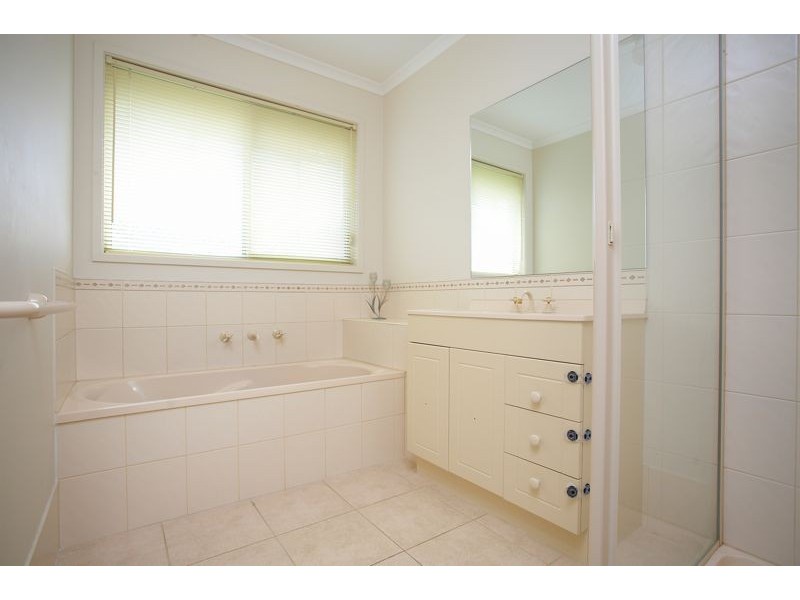 11 Helmsdale Court, Cranbourne VIC 3977