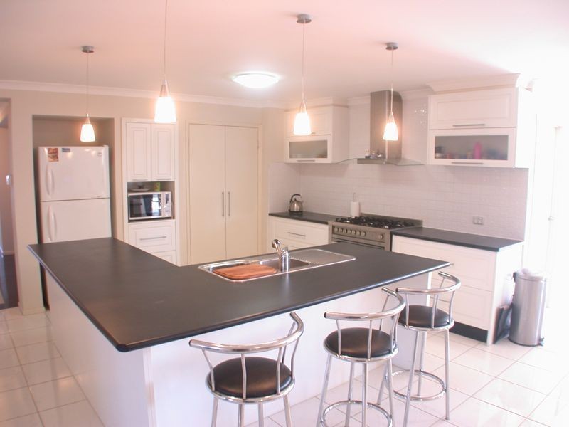 102 Cherryhills Drive, Cranbourne VIC 3977