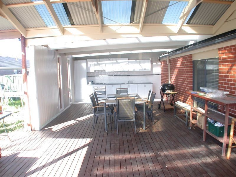 102 Cherryhills Drive, Cranbourne VIC 3977