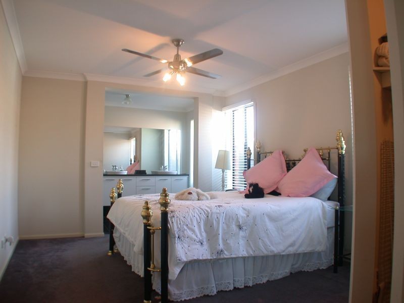 102 Cherryhills Drive, Cranbourne VIC 3977