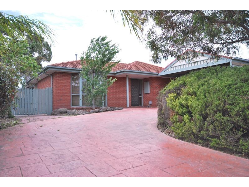 29 Broome Crescent, Cranbourne North VIC 3977