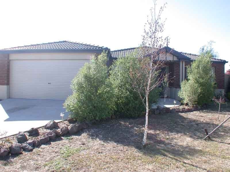 16 Michaelia Close, Cranbourne VIC 3977