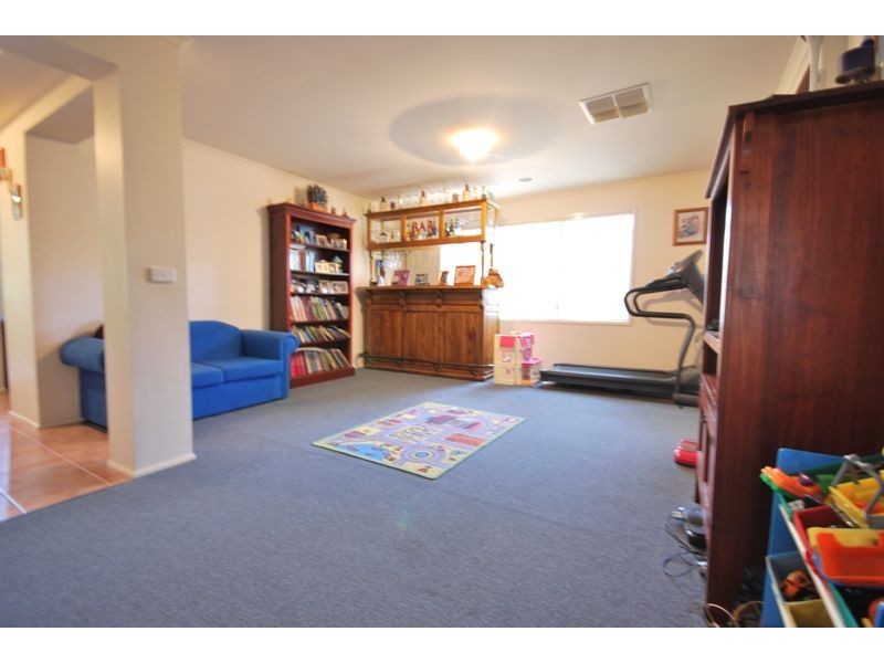 16 Michaelia Close, Cranbourne VIC 3977