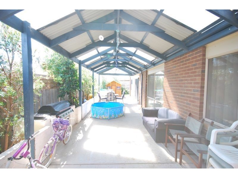 16 Michaelia Close, Cranbourne VIC 3977