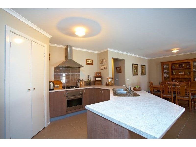 5 Barnby Grove, Cranbourne East VIC 3977