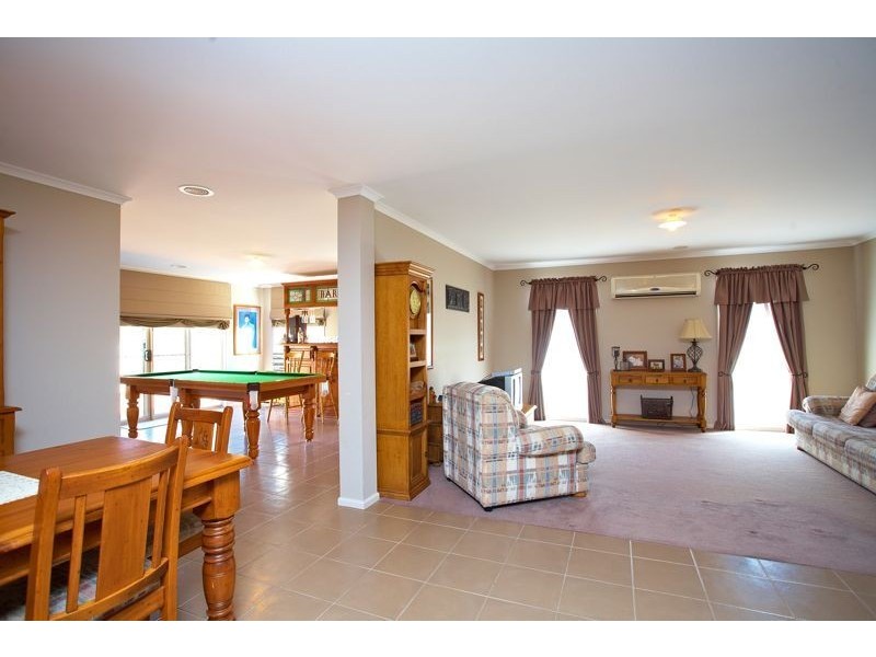 5 Barnby Grove, Cranbourne East VIC 3977